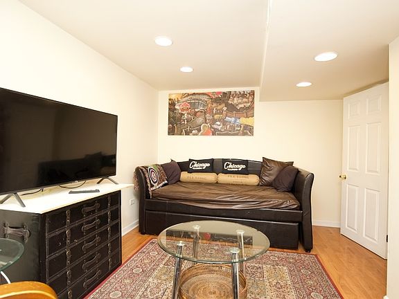 4th image of 931 W Newport Ave #Ttwoo
