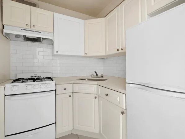 321 East 48th Street image 3 of 8