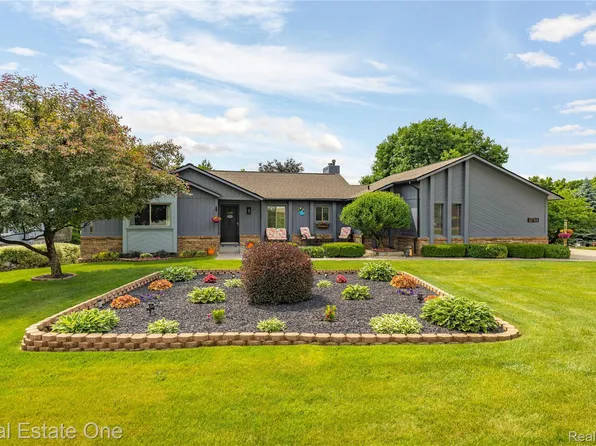 8736 El Dorado Dr, White Lake, MI 48386