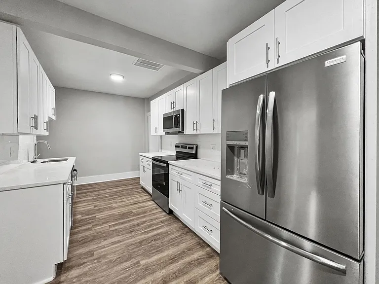 327-337 W Chestnut St — Photo 5