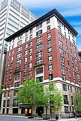 901 Lexington Avenue in Lenox Hill