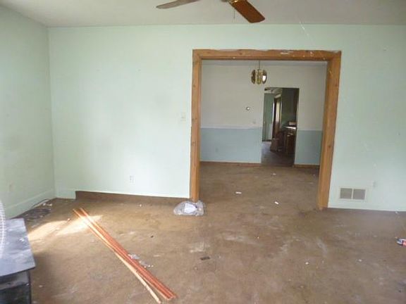 3rd image of 305 E John St