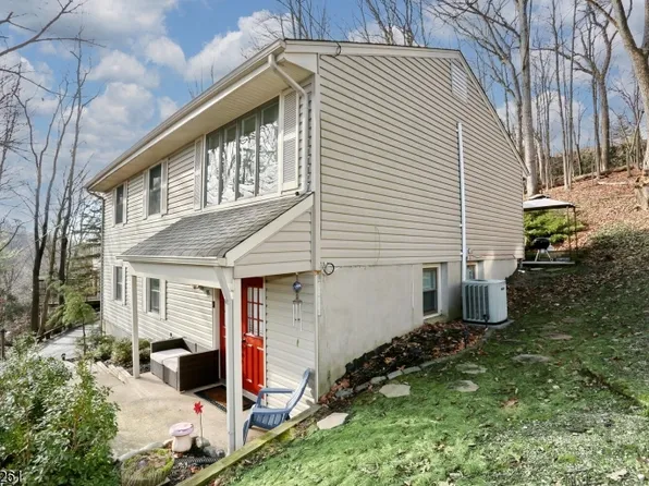 95 Hemlock Rd, Pompton Lakes Boro, NJ 07442