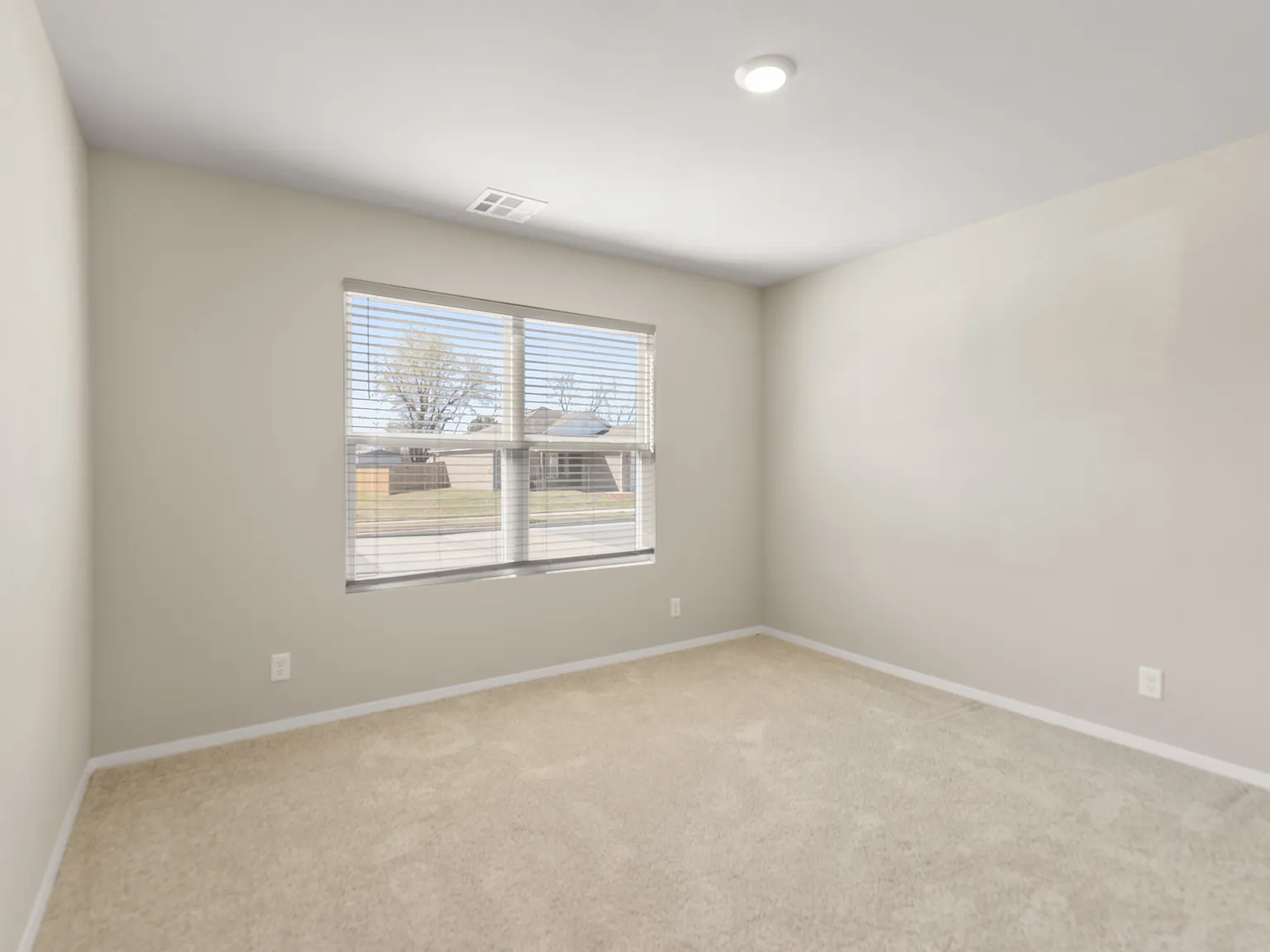 4 bed, 1600 sqft, $1,995 — Photo 3