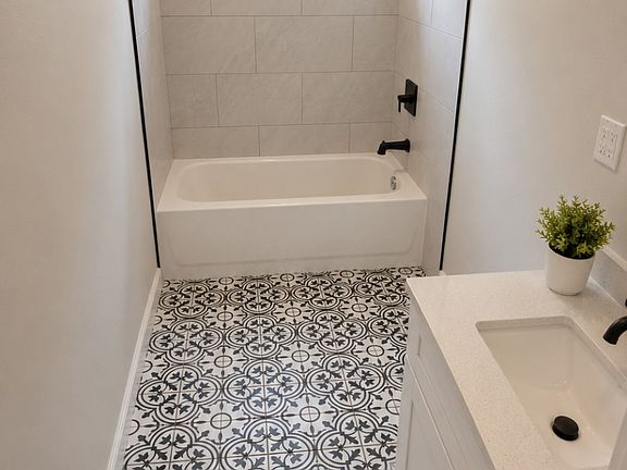 4th image of 5406 Pershing St #B