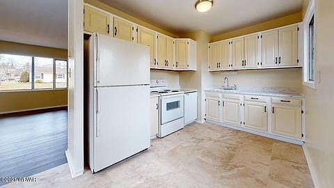3rd image of 1529 Country Club Ln