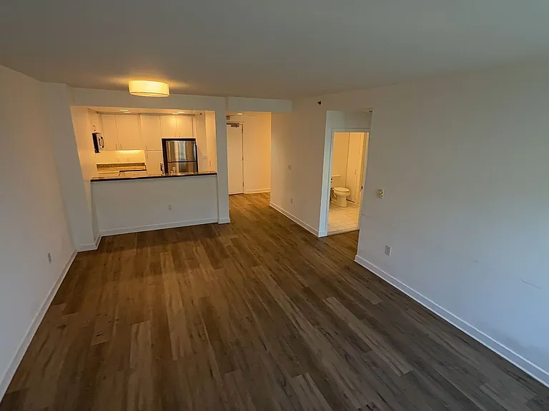 260 King St #607 — Photo 7
