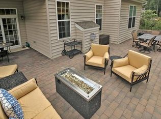 10 Edgemere Dr, Kendall Park, NJ 08824