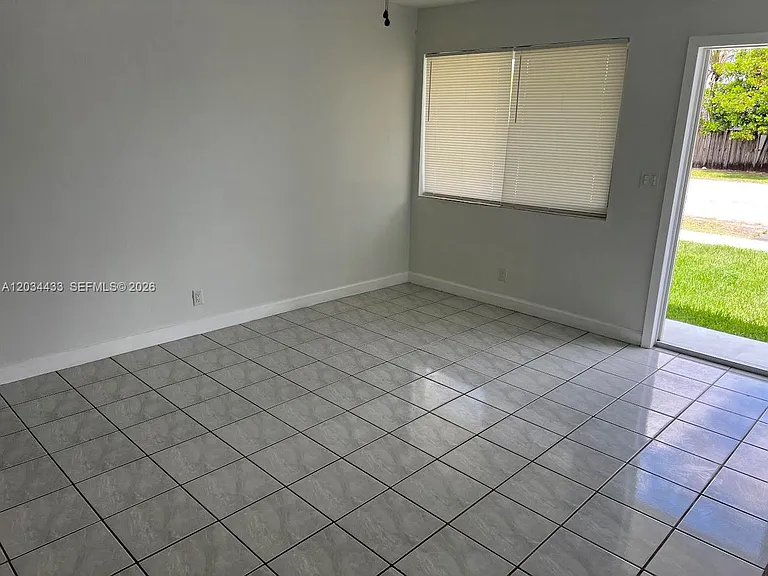 910 N 56th Ave #1 — Photo 7