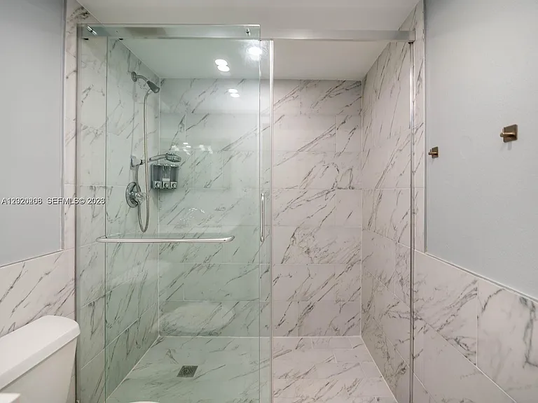 3600 Mystic Pointe Dr #808 — Photo 10