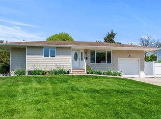 37 Donna Ln, Commack, NY 11725