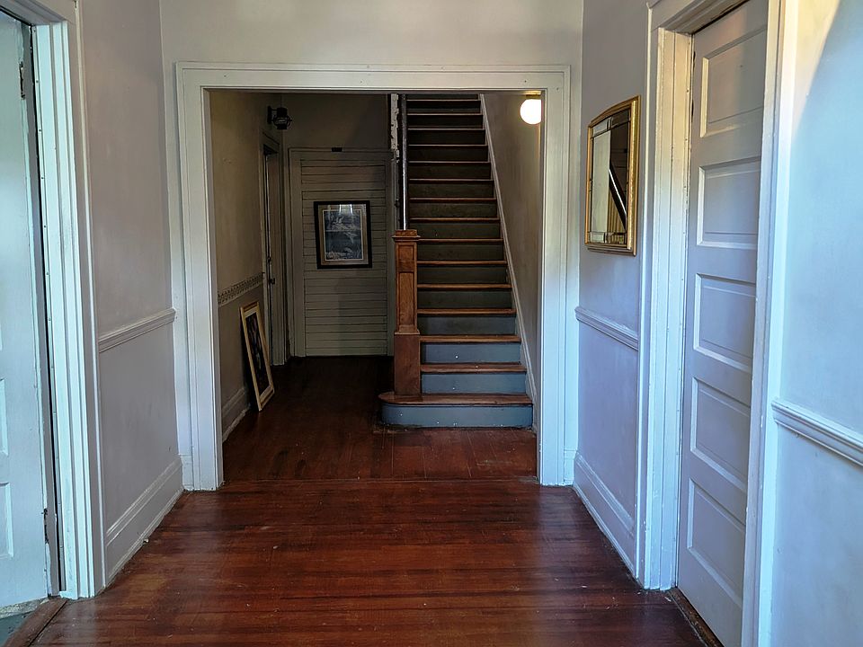 Common foyer & stairs to 1 BR apartments