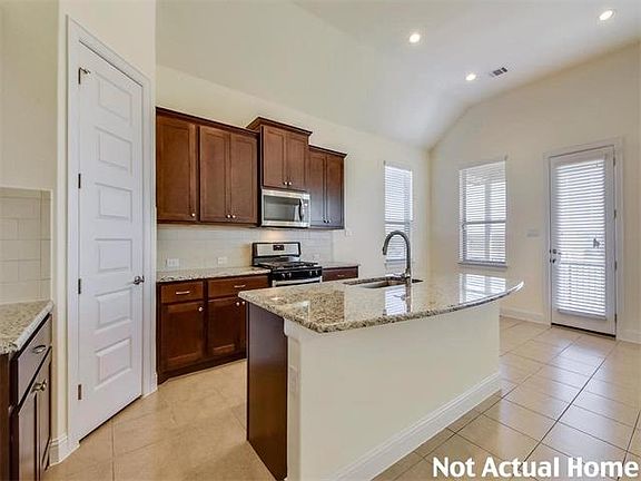 3rd image of 6837 Leonardo Dr