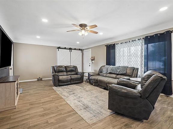 5th image of 1133 35th St NE