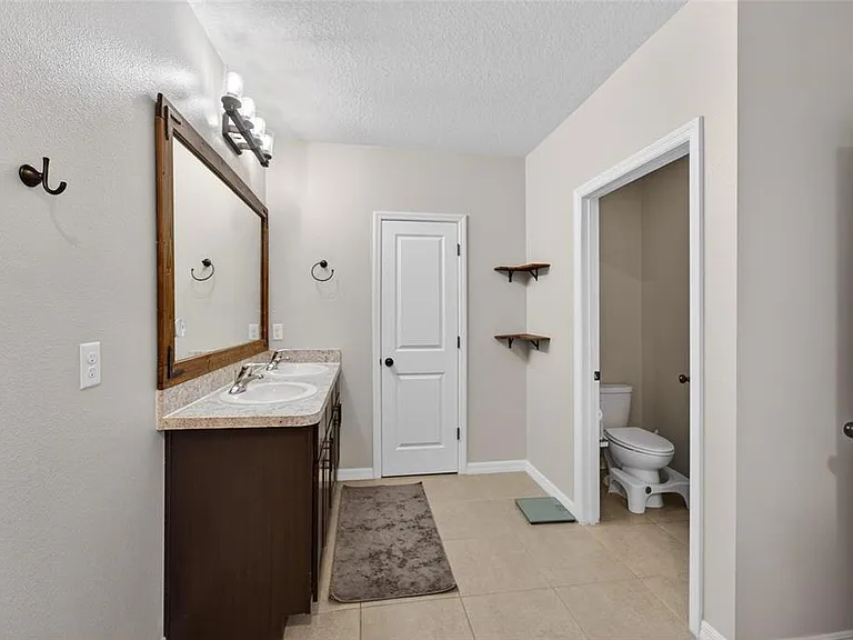 11176 Leland Groves Dr — Photo 36