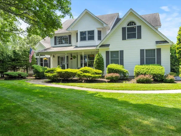 https://photos.zillowstatic.com/fp/3cf248edad1ac303196f6ba8c85134d8-p_e.webp