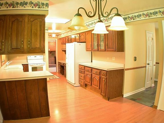 4th image of 670 Maplewood Dr SE