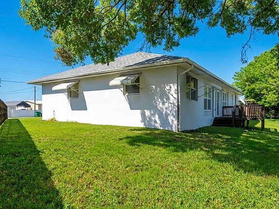 3rd image of 3611 SE 19th Terrace