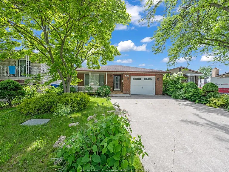 2823 Garvey Cres — Photo 2