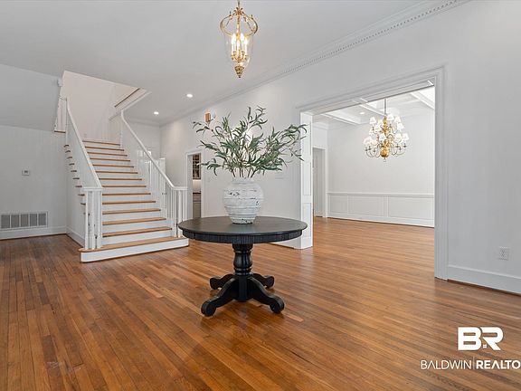 3rd image of 2400 Springhill Ave