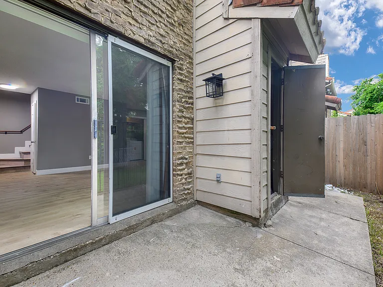 879 Dublin Dr #D — Photo 12