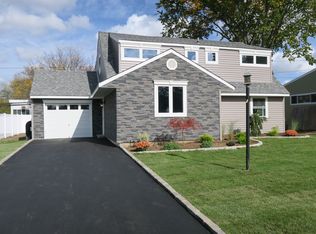 11 Straight Ln, Levittown, NY 11756