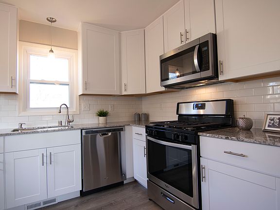 4th image of 3550 Lincoln St NE