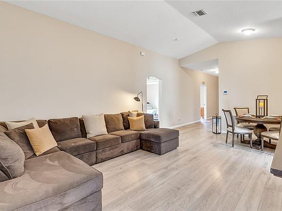 5th image of 890 Greenleaf Cir
