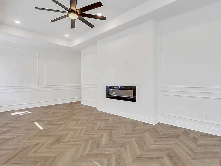 912 E Henry St — Photo 8
