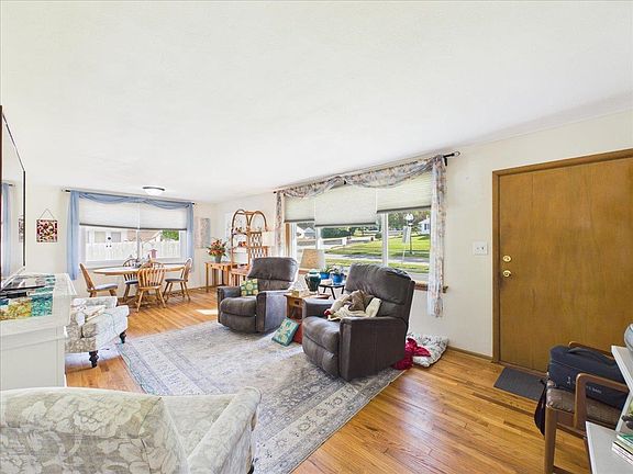 4th image of 220 Fairview Blvd