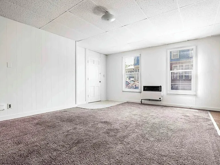 410 E Grove St — Photo 15