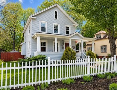 27 Holyoke St, Easthampton, MA, 01027