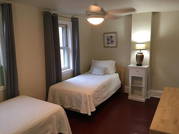 Bedroom #2: two twin beds