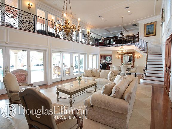 4th image of 707 Royal Plaza Dr