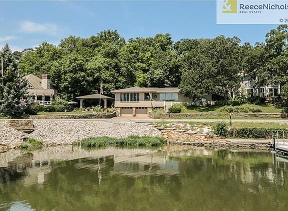 3rd image of 380 Lakeshore Dr W