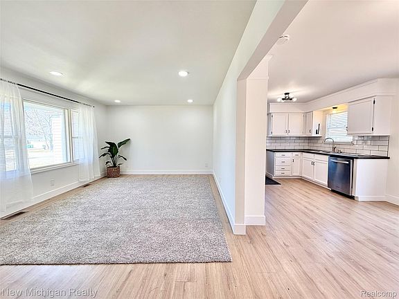 5th image of 501 Spring Ln