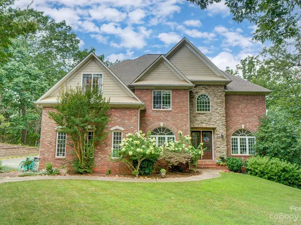 127 Berry Mountain Rd, Cramerton, NC 28032