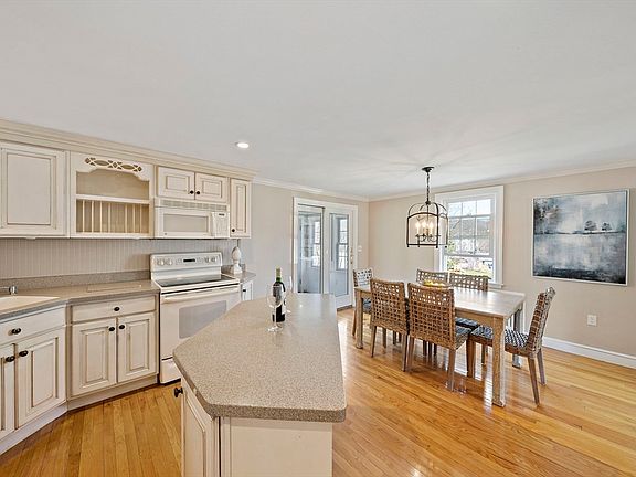 3rd image of 25 Riley Ave