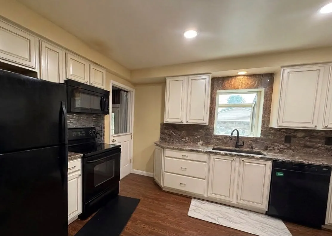 3 bed, 1.5 bath, 1125 sqft, $2,200 — Photo 2