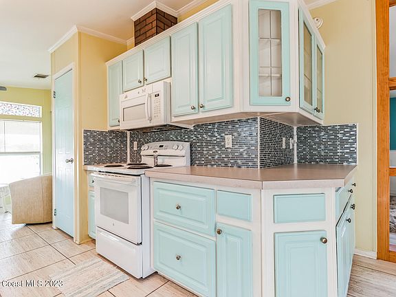 3rd image of 817 Oriole Cir