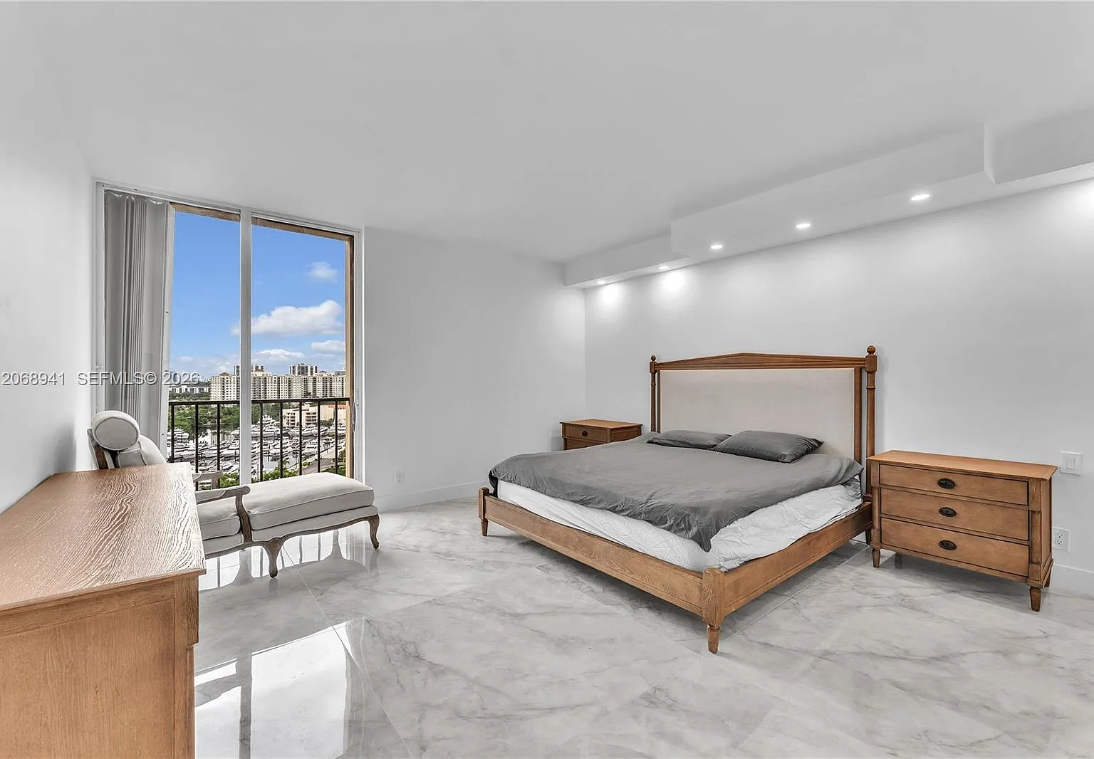 Turnberry Towers Condo — Photo 2