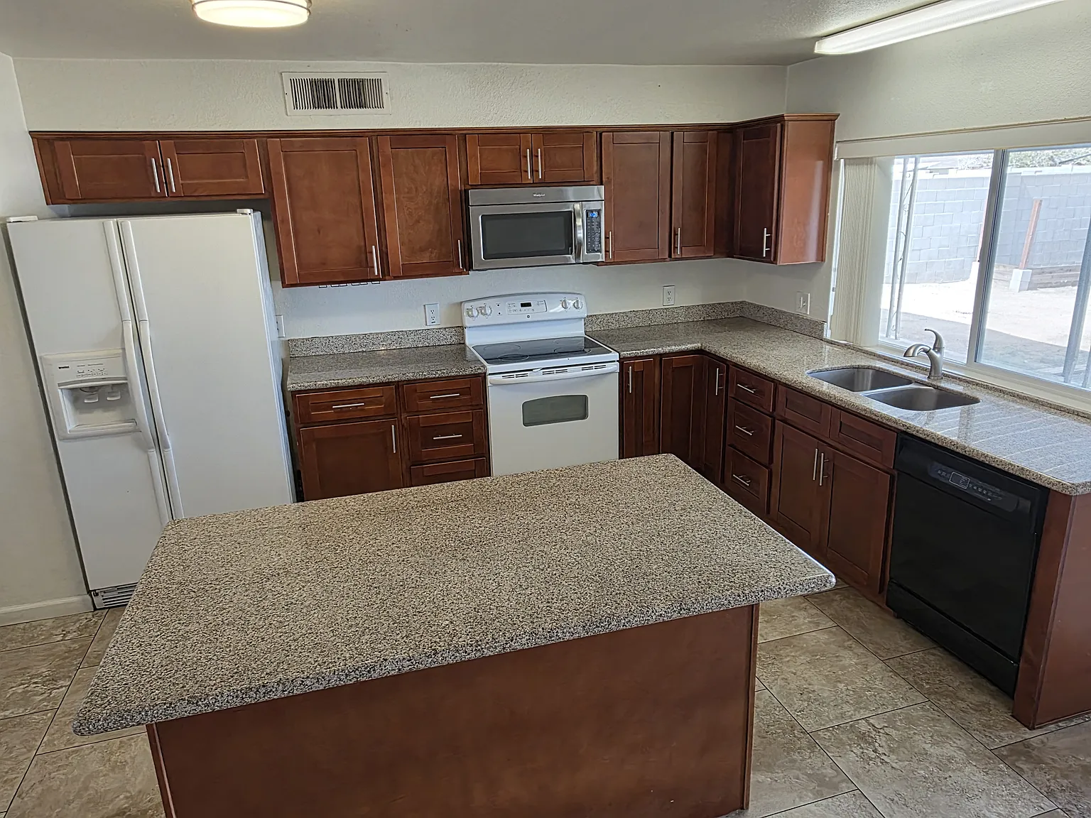 3 bed, 1238 sqft, $1,875 — Photo 3