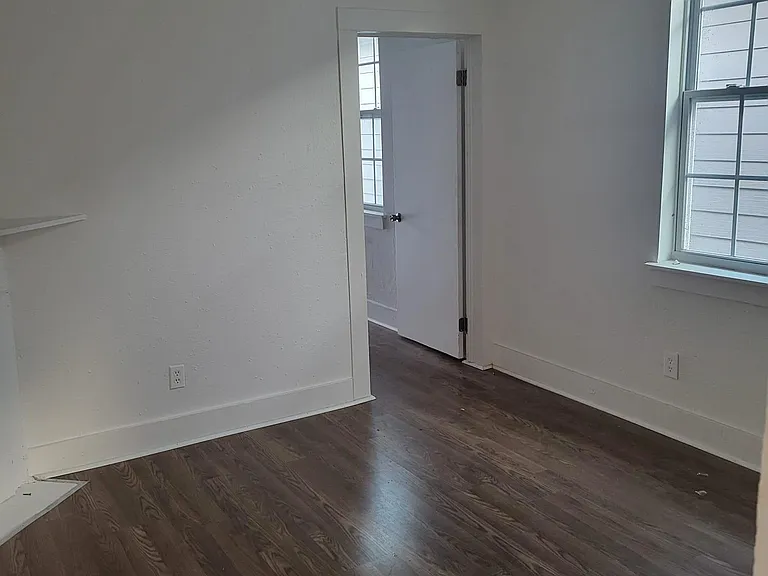 539 Avenue A #B — Photo 2