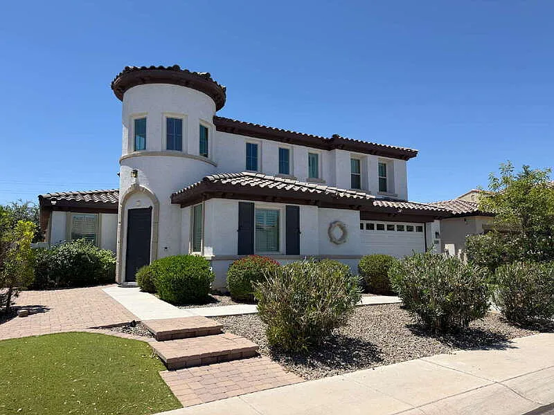 4 bed, 3.5 bath, 3800 sqft, $4,000 — Photo 2