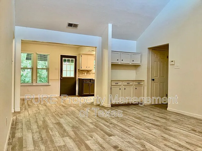 3 bed, 2.0 bath, 1113 sqft, $1,900 — Photo 4