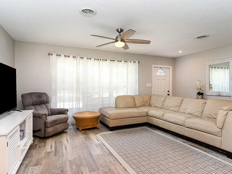 1052 Pine Tree Dr — Photo 3