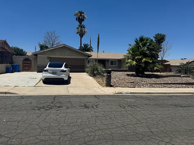Barcelona Ct, Barstow — Photo 2