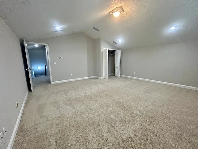 Bonus Room or 5th Bedroom w Closet