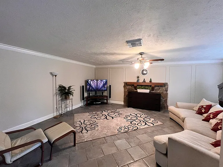 2104 Bay Hill Dr — Photo 7