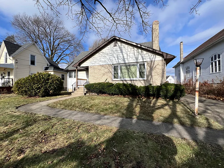 1015 State St — Photo 2
